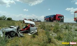 Konya'da otomobil ve tır birbirine girdi