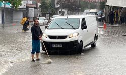 Başkent’te sağanak yağış: Yenişehir Pazarı önü sular altında kaldı