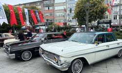 Kadıköy’de 19 Mayıs Klasik Otomobiller Eşliğinde Kutlandı