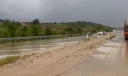 Kuvvetli yağış, Çorum-Ankara yolunu felç etti