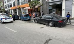Eskişehir'de sara nöbeti geçiren sürücü park halindeki araçlara çarptı