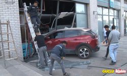 Sancaktepe'de freni boşalan araç markete çarptı