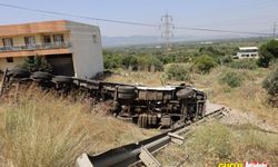 Manisa'da freni boşalan park halindeki tır devrildi