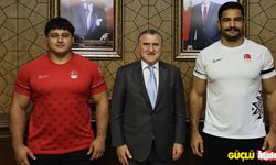 Bakan Bak milli güreşçileri kabul etti