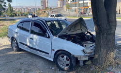 Kayseri'de kontrolden çıkan otobüs ağaca çarptı!