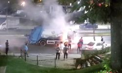 Sultangazi'de seyir halindeki çöp kamyonu alev alev yandı!