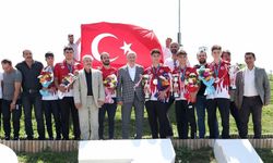 Erzurum Büyükşehir Belediye Başkanı Mehmet Sekmen, şampiyonları kutladı