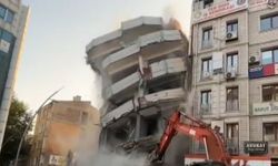 Elazığ’da ağır hasarlı bir bina yıkılırken bitişiğinde bulunan sağlam binaya zarar verdi