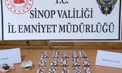 Sinop’un Boyabat ilçesinde bir otomobilden 257 adet sentetik ecza ve 13,89 gram plaka esrar ele geçirildi