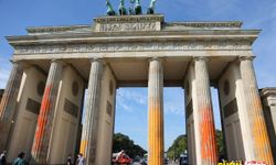 İklim aktivistlerinden tarihi Brandenburg Kapısı'na boyalı saldırı