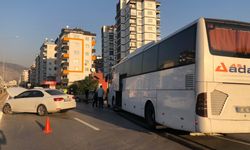 Adana’da otomobil ile yolcu otobüsü çarpıştı: 1 kişi yaralandı