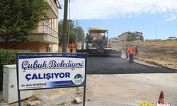 Çubuk Belediyesi, alt yapısı tamamlanan mahallelerde sıcak asfalt dökmeye başladı