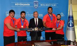 Aski sporun madalyalı milli güreşçilerinden Mansur Yavaş'a ziyaret