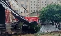 Adana'da şiddetli rüzgar çatıları uçurdu!