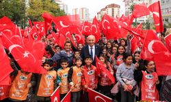 Belediye Başkanı Fethi Yaşar çocuklarla ağaç dikti