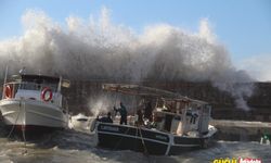 Antalya'da dev dalgalar Yat Limanı'nı yuttu