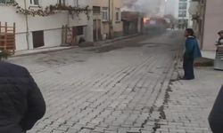 Tosya'da elektrik direği alev alev yandı