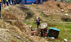 Alaşehir'de traktör devrildi: 1 ölü, 1 yaralı
