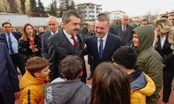 Bakan Tekin ve Başkan Ercan öğrencilere karne dağıttı