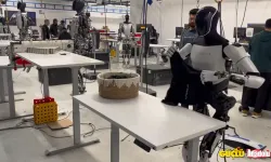 Elon Musk'ın insansı robotu Optimus tişört katladı