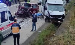 Otomobil ile minibüs çarpıştı: 2 ölü, 1 yaralı