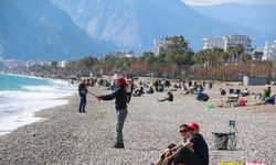Antalya’da sıcaklığı hisseden denize koştu