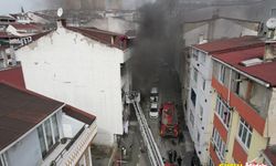 Esenyurt’ta bir vatandaş yangından kaçıp çatı katında kurtarılmayı bekledi