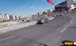 Dur ihtarına uymayan motosikletliyi kovalayan polis memuru kamerada