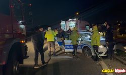 Polis aracı bariyere çarptı: 2 polis yaralı