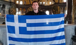 Yunan turist bayrak açıp fotoğrafı da skandal bir notla paylaştı!
