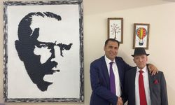 Geri dönüşüm malzemeleriyle yapılan Atatürk portresi büyük beğeni topladı