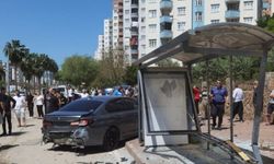 Adana’da lüks otomobil otobüs durağına çarptı