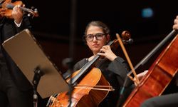 İtalya’da klasik müzik konserlerinde türkü söyleyen kız!