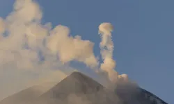 Etna Yanardağı halka şeklinde duman püskürttü!