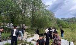 Üniversite öğrencileri mezar temizliği yaptı
