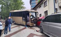 Üsküdar’da öğrencileri taşıyan servis kaza yaptı