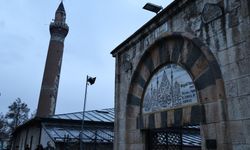 831 yıllık camide bayram namazı kılındı!