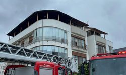 Hatay’da 3 katlı binanın çatısında yangın çıktı