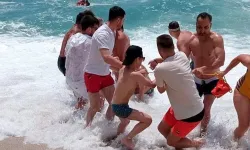 Alanya'da boğulma tehlikesi geçiren tatilciler halatlarla kurtarıldı