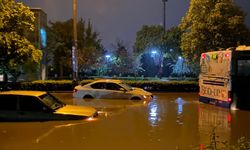 Ankara’da sağanak yağmur hayatı olumsuz etkiledi