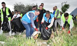 Belediye başkanı ve işçiler 3,5 saat çöp temizledi!