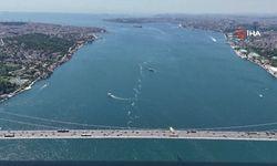 İstanbul Boğazı’nda merak uyandıran görüntü