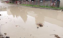 Şiddetli yağış, Kahramankazan’da caddeleri göle çevirdi