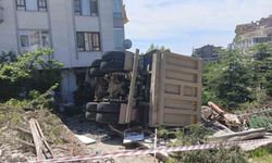 Ankara'da freni arızalanan kamyon apartmanın bahçesine devrildi