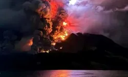 Endonezya’da Ruang Yanardağı patladı!