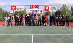 Tenis turnuvasında dereceye girenlere ödülleri verildi