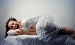 Uykudayken düşme ve sarsıntı hissi neden olur?