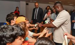 Futbolcu Asamoah "Ankara Sokaklarında Çalışan Çocuklar Merkezi"ni ziyaret etti