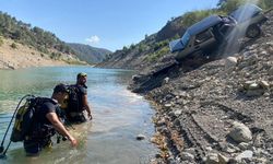 El freni çekilmeyen otomobil baraj gölüne düştü!