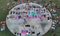 Antalya'nın dünyaca ünlü Konyaaltı sahilinde yoga!